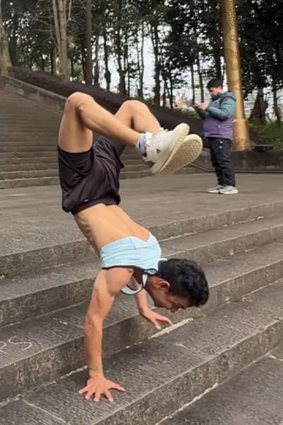 Fastest time to descend 100 stairs walking on hands